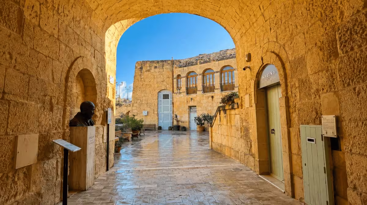 Narrow streets of the Collachio in Vittoriosa, Malta