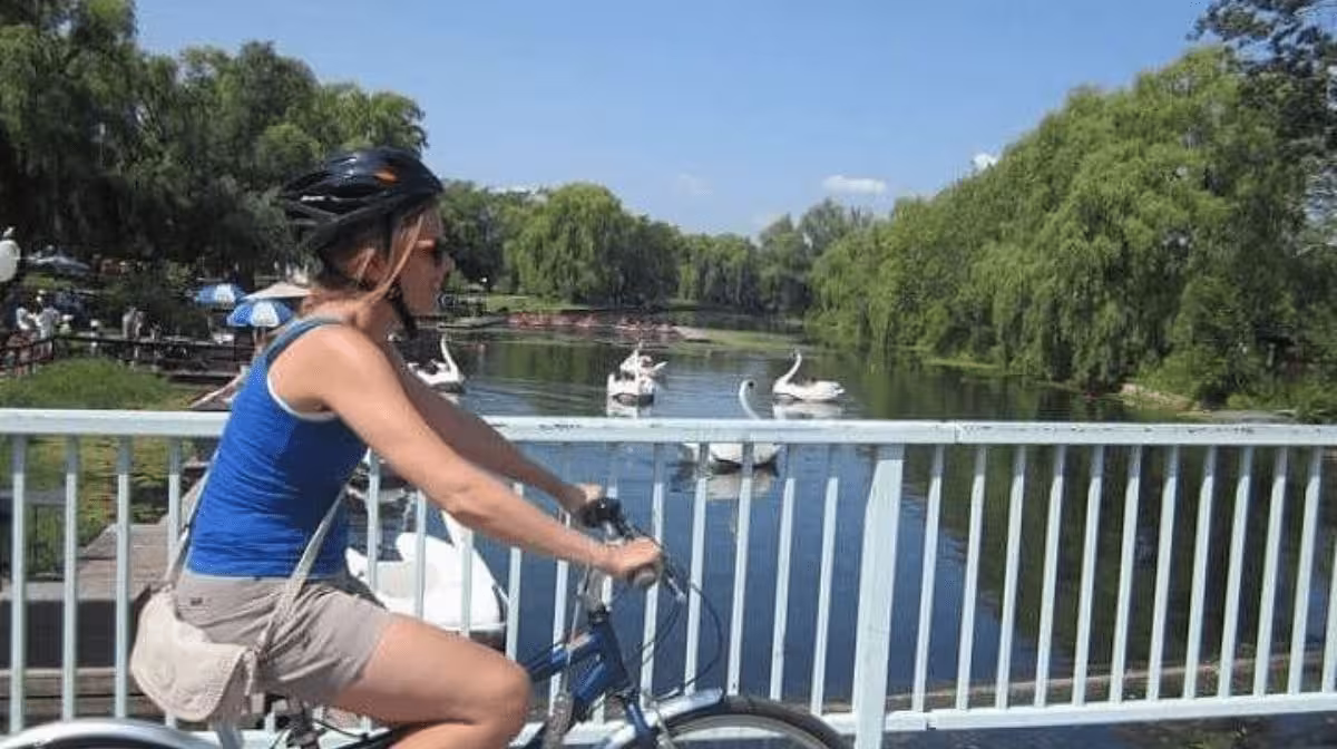 Guided bike tour on the Toronto Islands