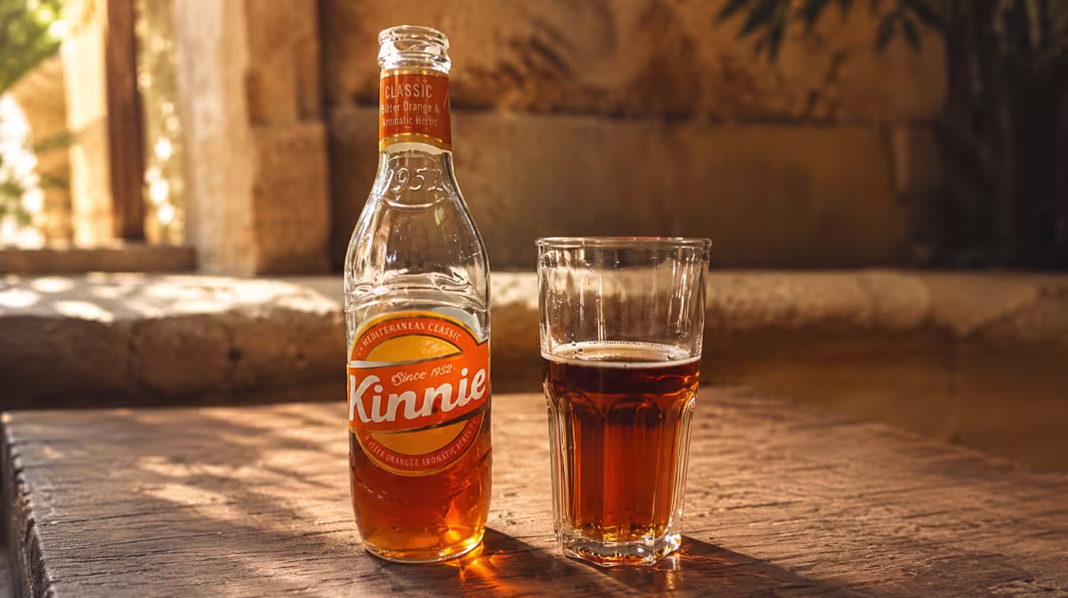 Kinnie bottle and glass with a lemon wedge