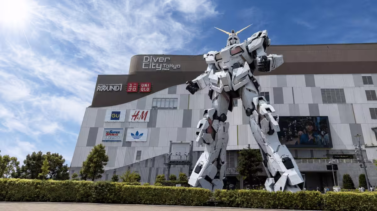 The Unicorn Gundam statue at DiverCity Tokyo Plaza
