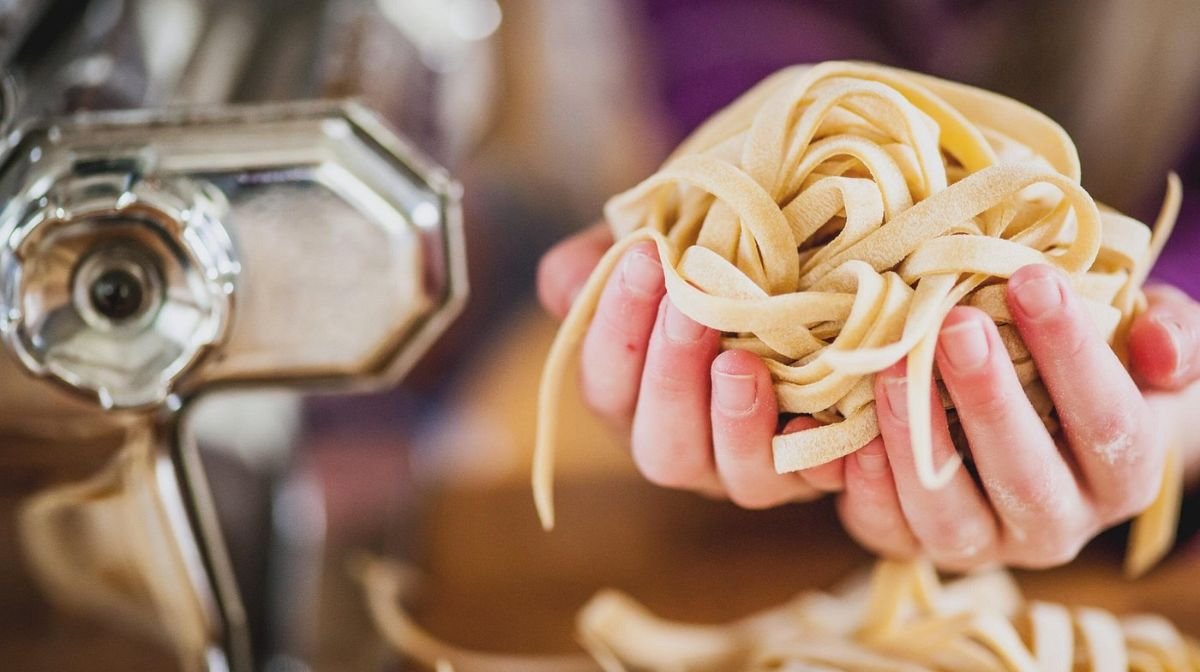 Pasta cooking class with unlimited wine in Florence